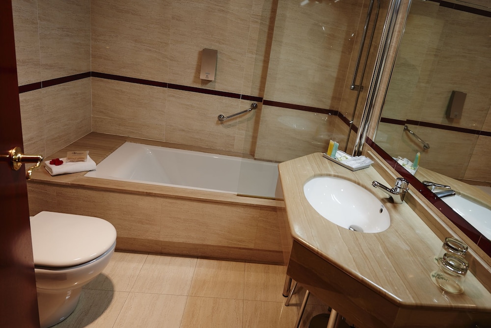 Standard Double Room - Photo 13