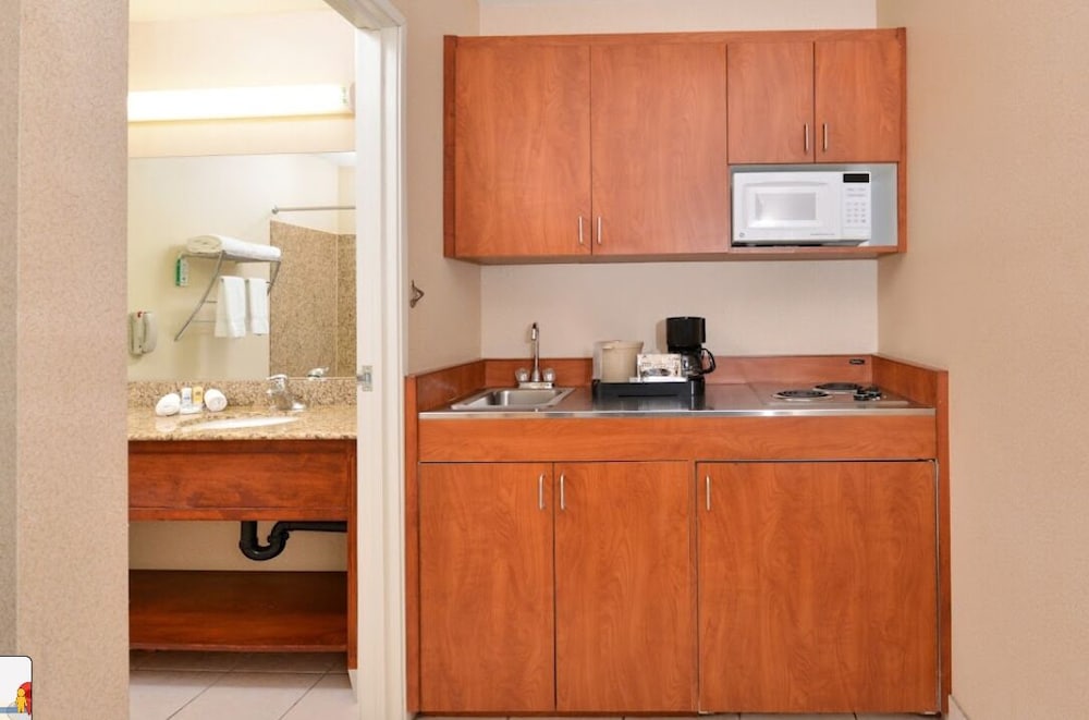 Deluxe Room, 1 King Bed, Non Smoking photo 2