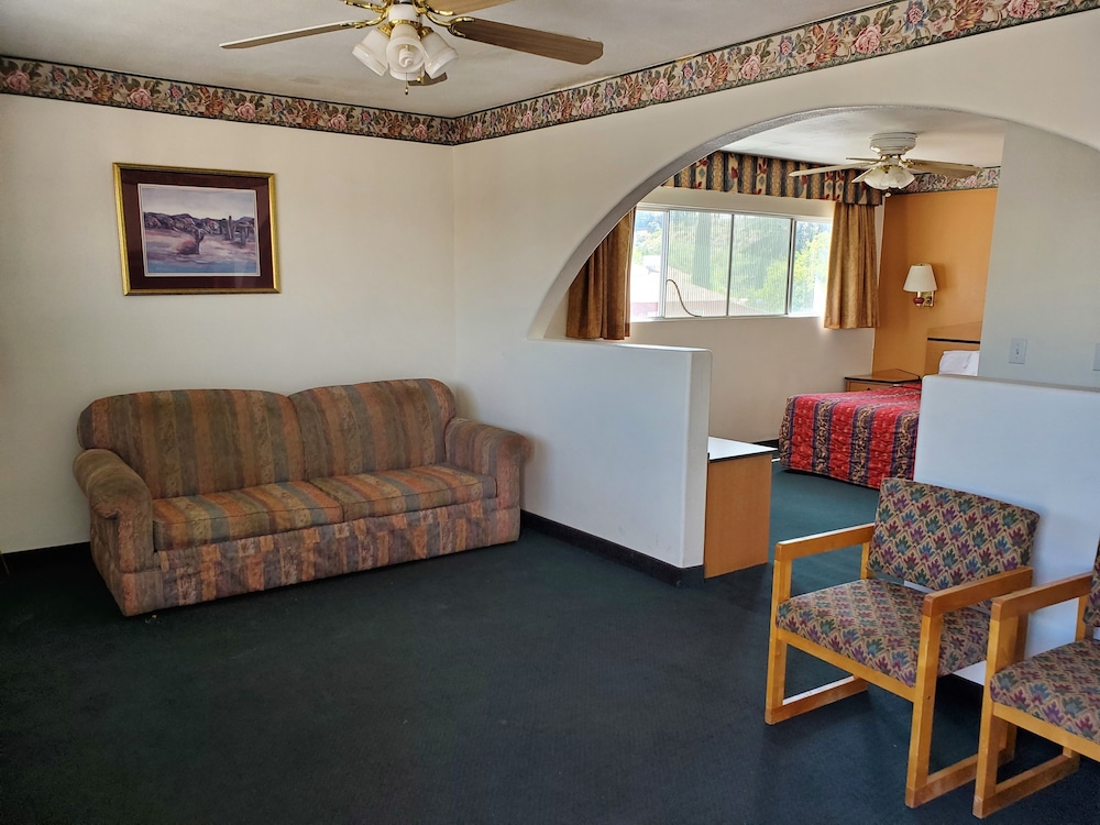 Business Suite, 1 King Bed photo 2