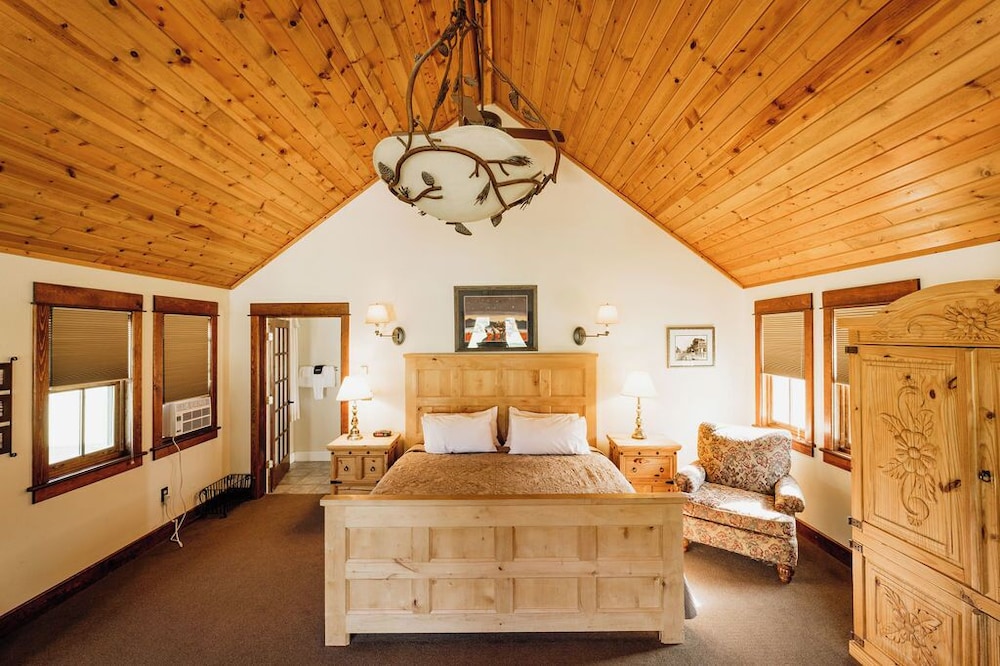 Cabin, 1 King Bed (North40, Spa Tub, Full Bath) photo 3