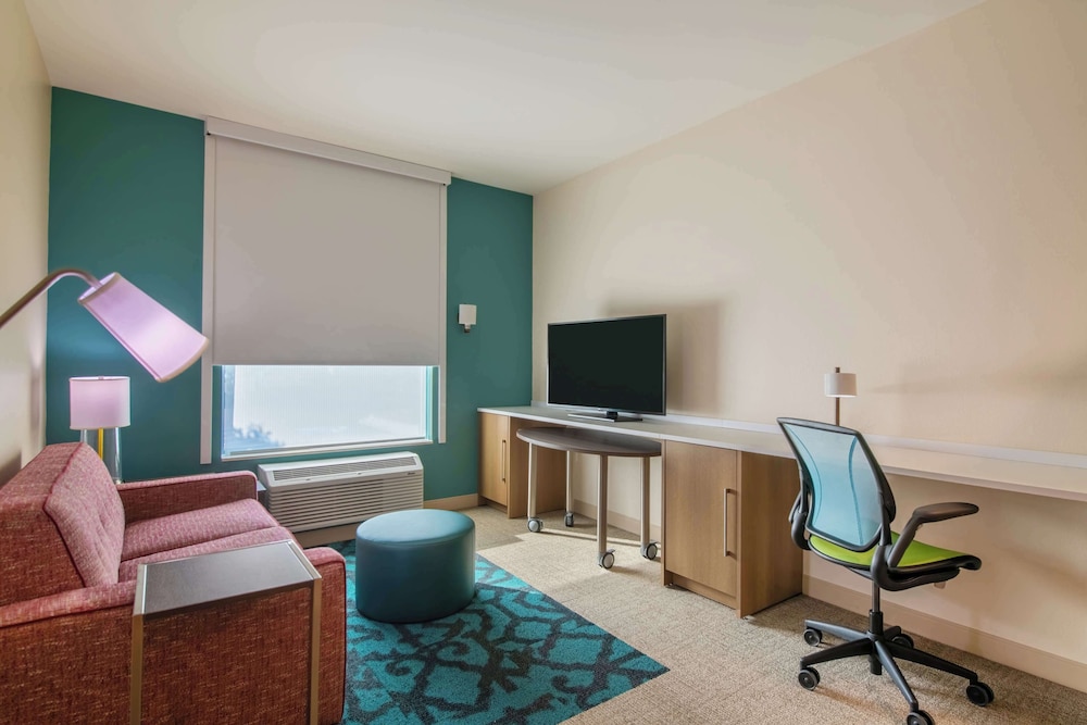 Suite, 1 King Bed, Accessible (Mobility, Roll-in Shower) - Photo 3