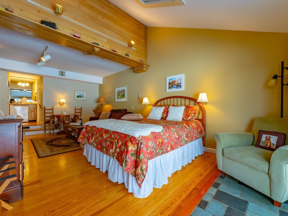 Deluxe Suite, Private Bathroom (Clark - Pets Allowed) photo 3