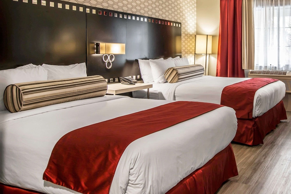 Family Suite, 1 King Bed and 2 Queen Beds, Non Smoking photo 3