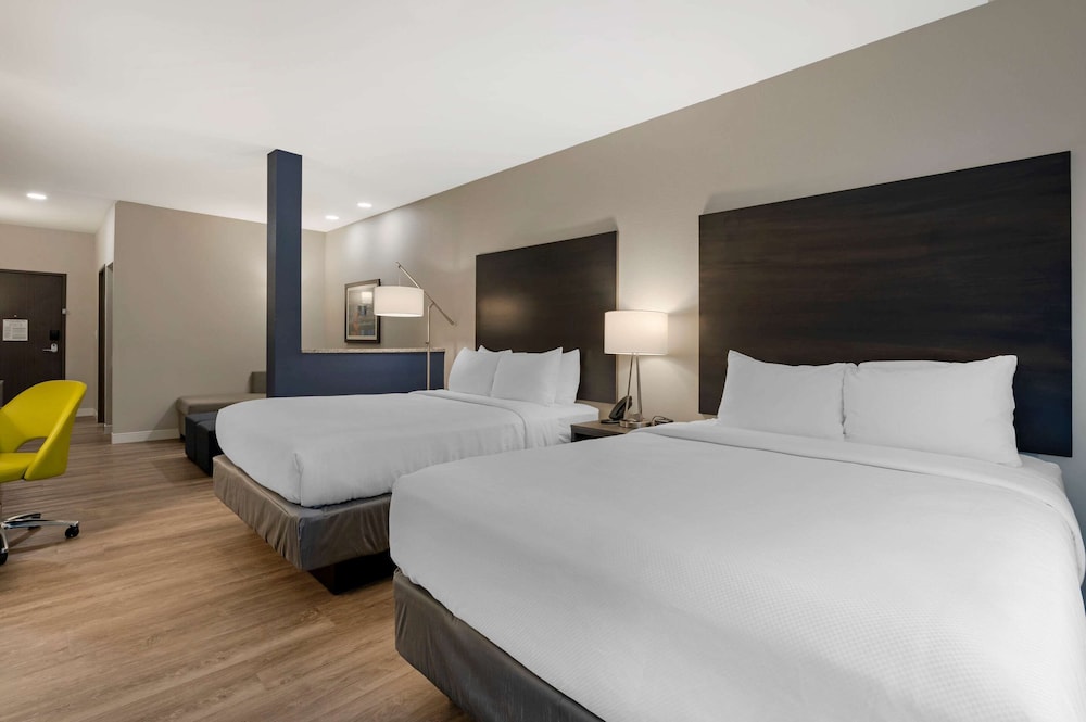 Standard Room, 2 Queen Beds, Non Smoking - Photo 5