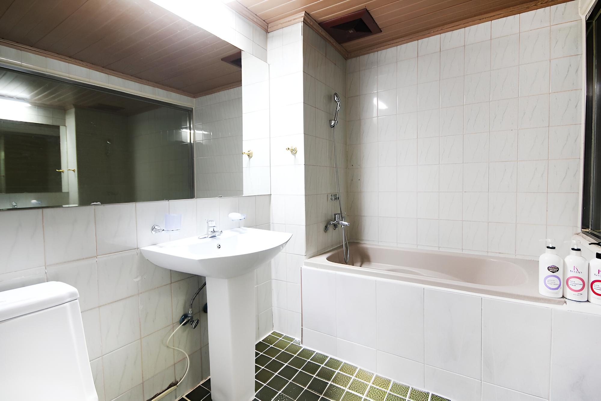 Room (Standard Room) - Photo 2