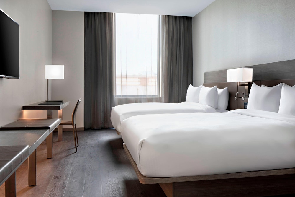 Room, 2 Queen Beds, City View (Mobility/Hearing Accessible, Tub) - Photo 1