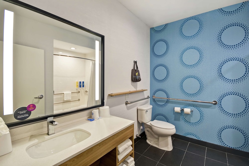 Room, 1 King Bed, Accessible, Bathtub - Photo 3
