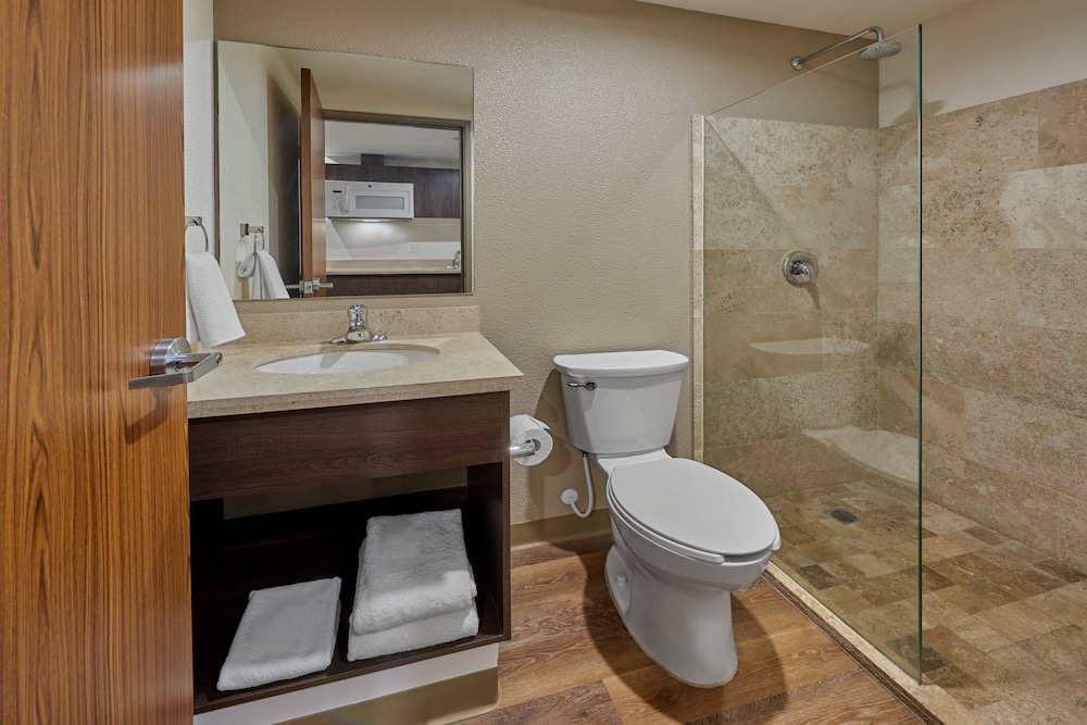 Suite, 2 Queen Beds - Photo 12