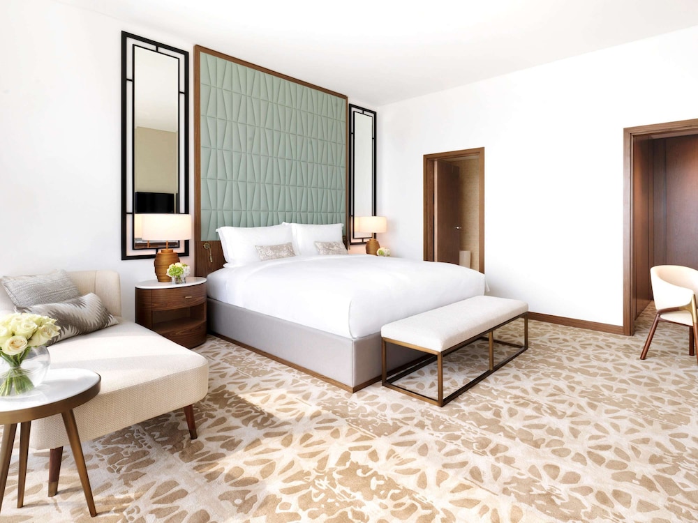 Apartment, 3 Bedrooms, 2 King and 1 Twin Bedrooms, Living Room thumbnail 5