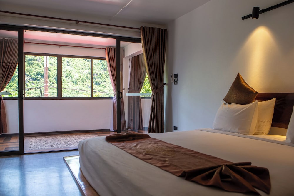 Deluxe Penthouse, 3 Bedrooms, Jetted Tub, River View photo 2