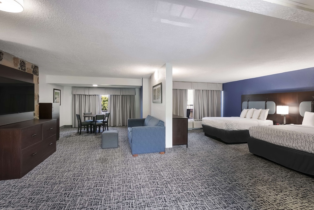 Suite, 2 Queen Beds, Balcony, River View (with Sofabed) - Photo 4