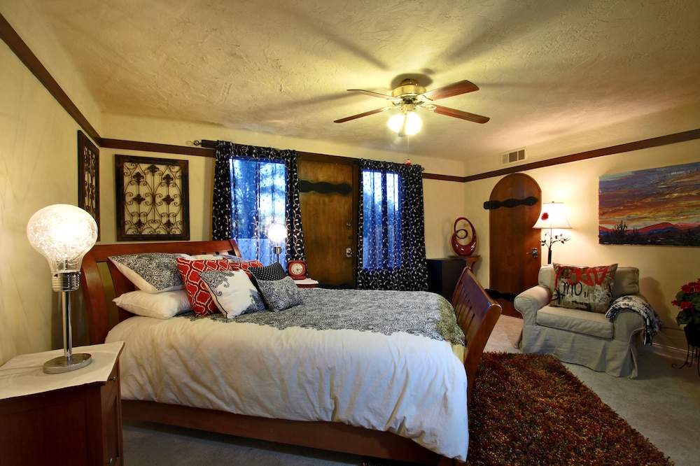 Deluxe Room, 1 Queen Bed (Merlot) photo 2