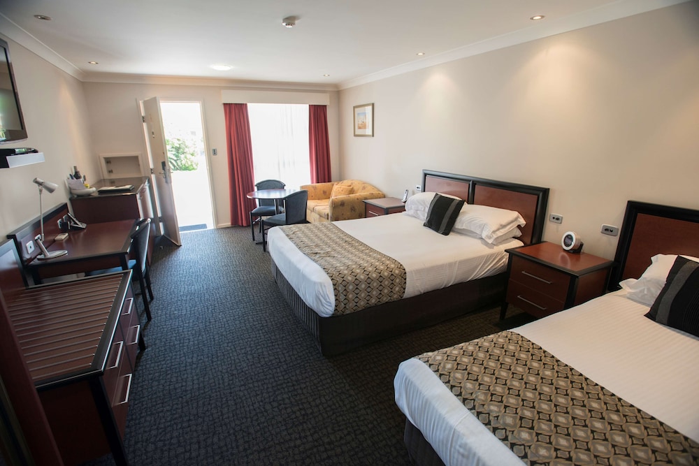 Deluxe Room, Multiple Beds, Non Smoking, Microwave - Photo 10