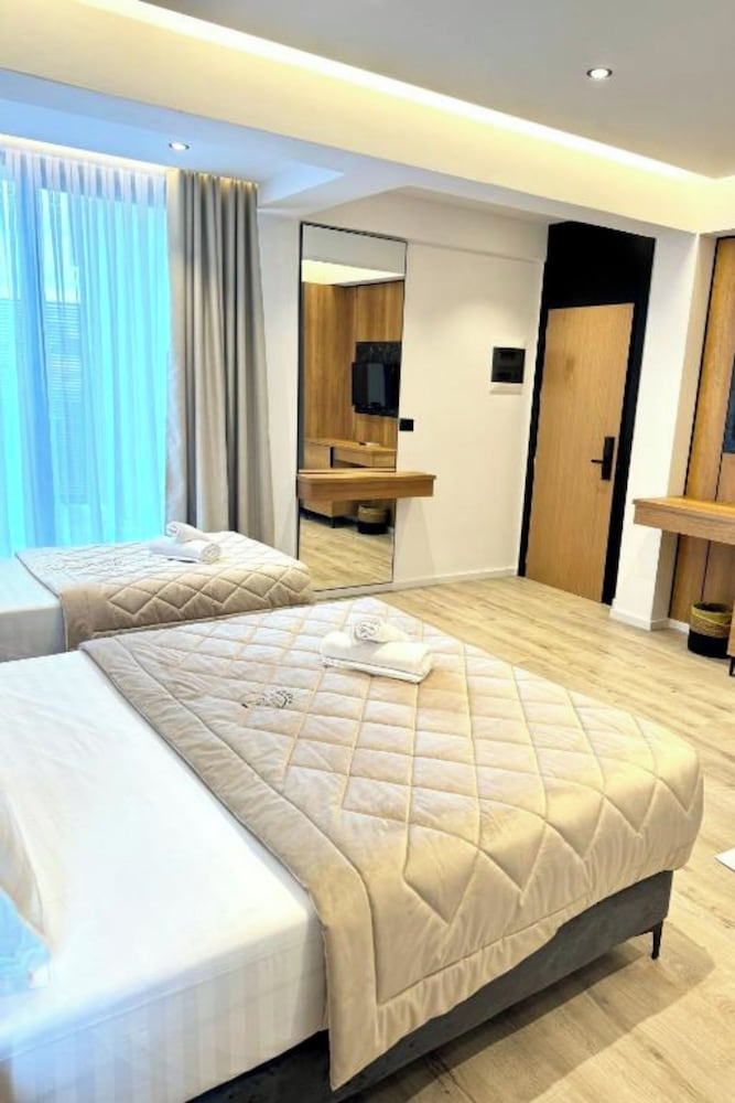Deluxe Triple Room, Hot Tub
