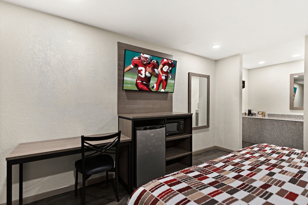 Superior Room, 1 King Bed, Accessible, Non Smoking (Roll-In Shower) photo 3