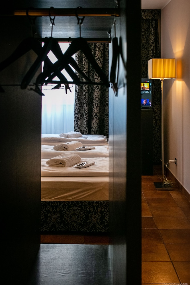 Deluxe Room - Photo 12
