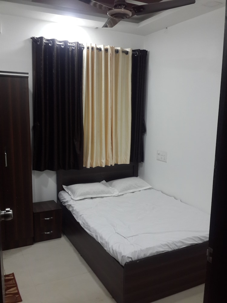 Small Single Bed Non Ac photo 3