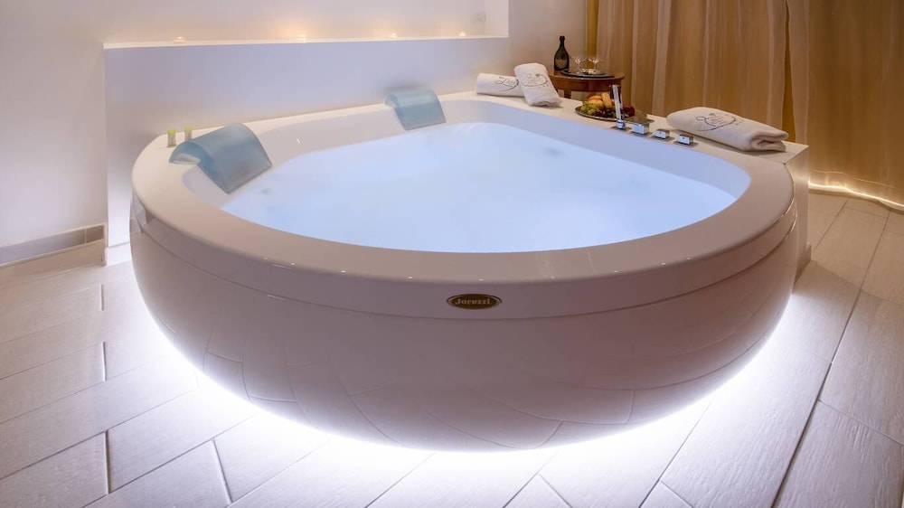King Suite with Jacuzzi (Separate Building_located in Via Sistina, 36) photo 3