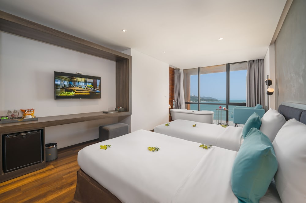 Executive Suite Twin Sea View with Bathtub