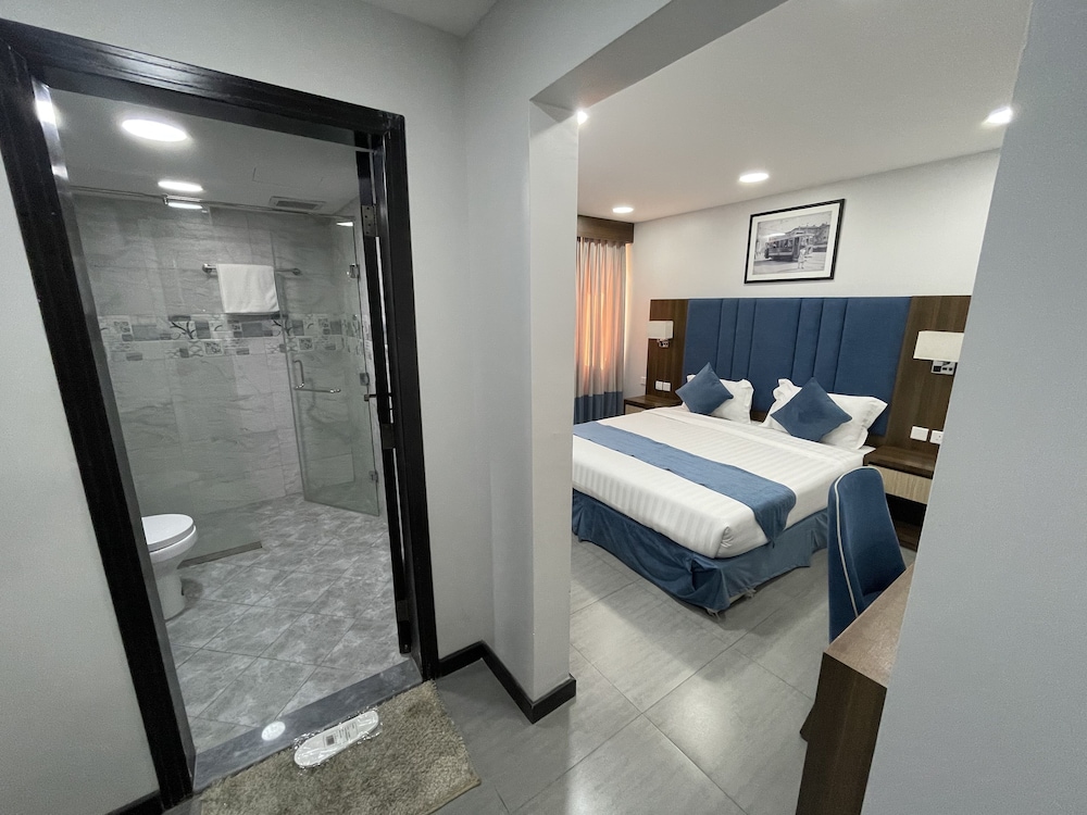 Three Bedroom Apartment - Photo 6