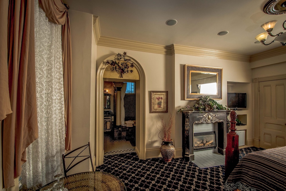 Suite (The Kahn Mansion Suite)