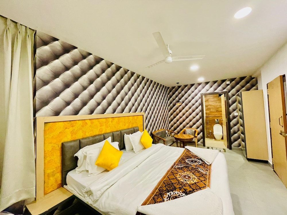 DELUXE ROOM - Photo 17