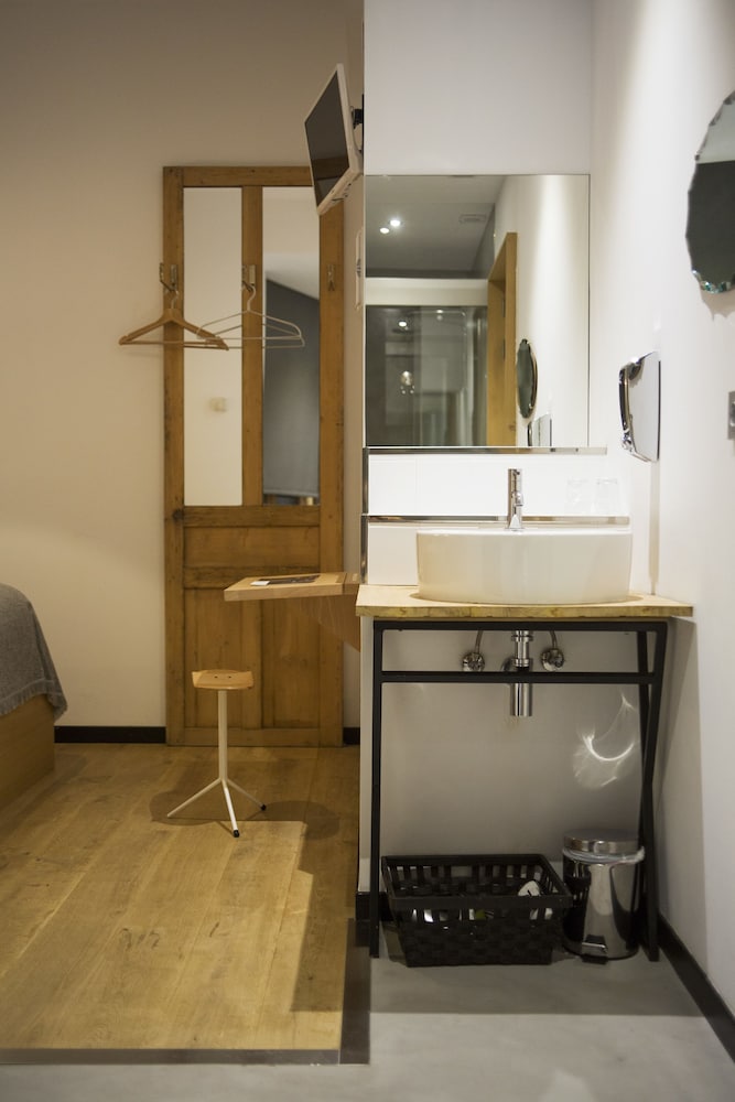 Double Room Interior, 1 King Bed photo 3