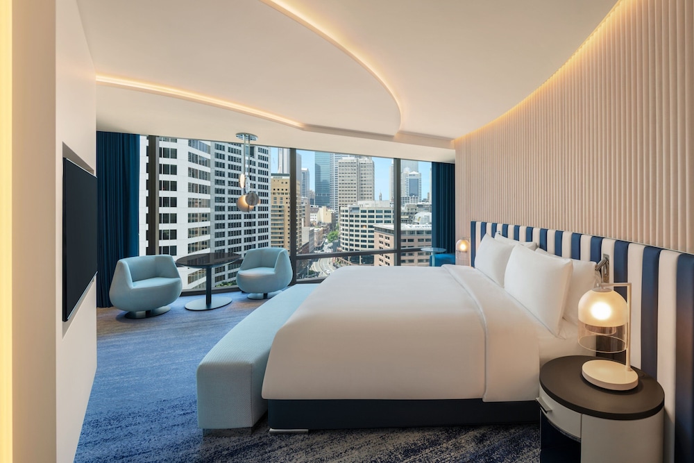 Superior Room, 1 King Bed, City View thumbnail 5