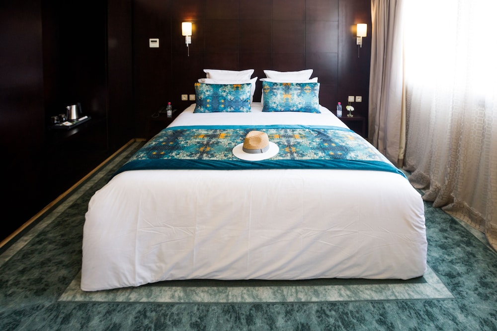 Deluxe Suite, 1 Queen Bed with Sofa bed