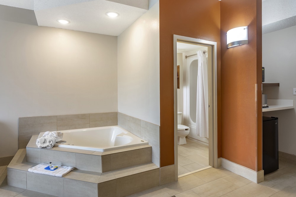 Suite, 1 King Bed, Jetted Tub - Photo 3