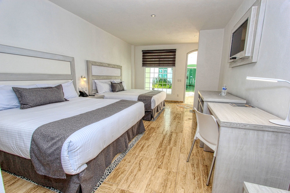 Standard Room, Multiple Beds - Photo 1