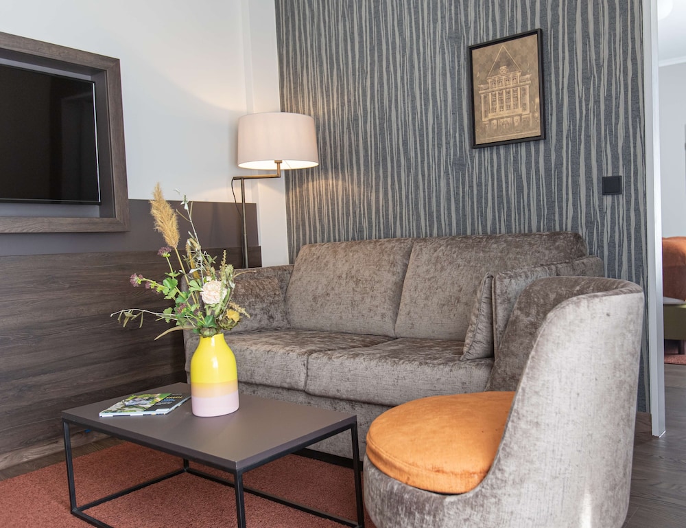 Standard Apartment, 1 Queen Bed, Kitchenette (Living Room) photo 3