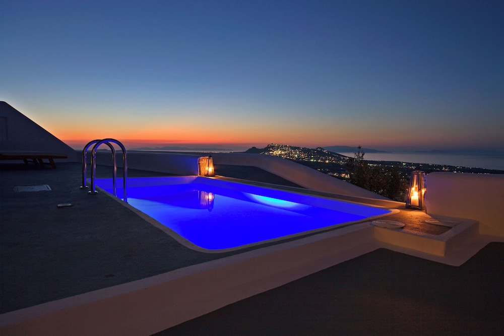 Senior Suite with Pool and Panoramic View