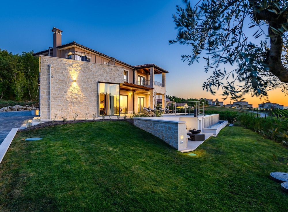 Villa photo 1