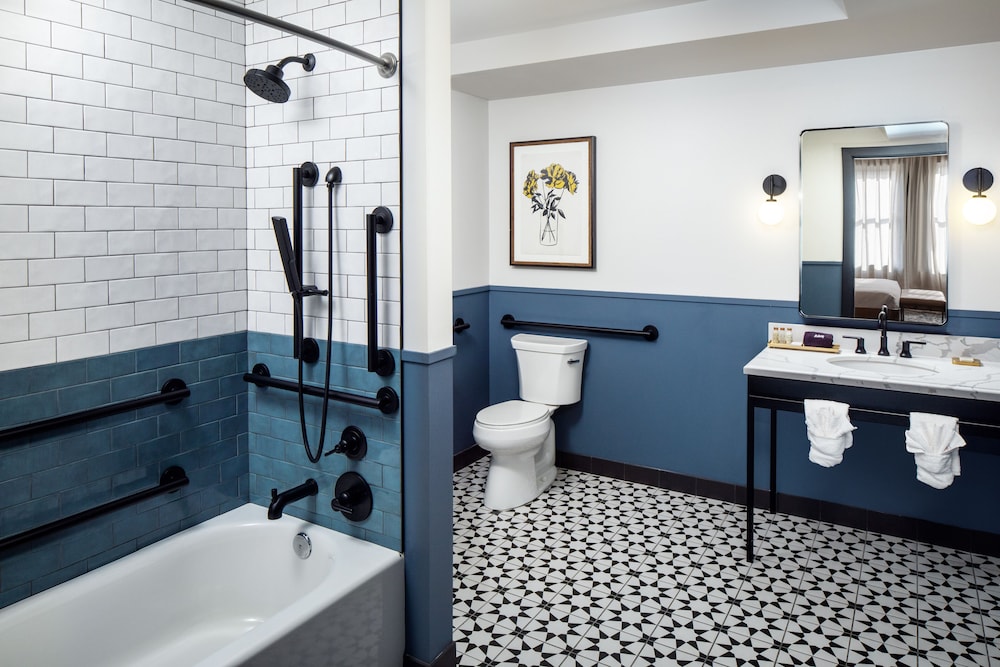 Standard Room, 1 King Bed, Accessible Bathtub (Communications) - Photo 4