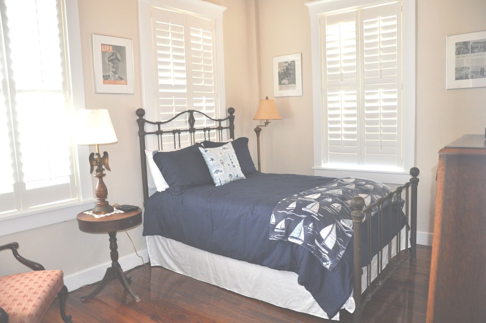 Inside Queen Room photo 1