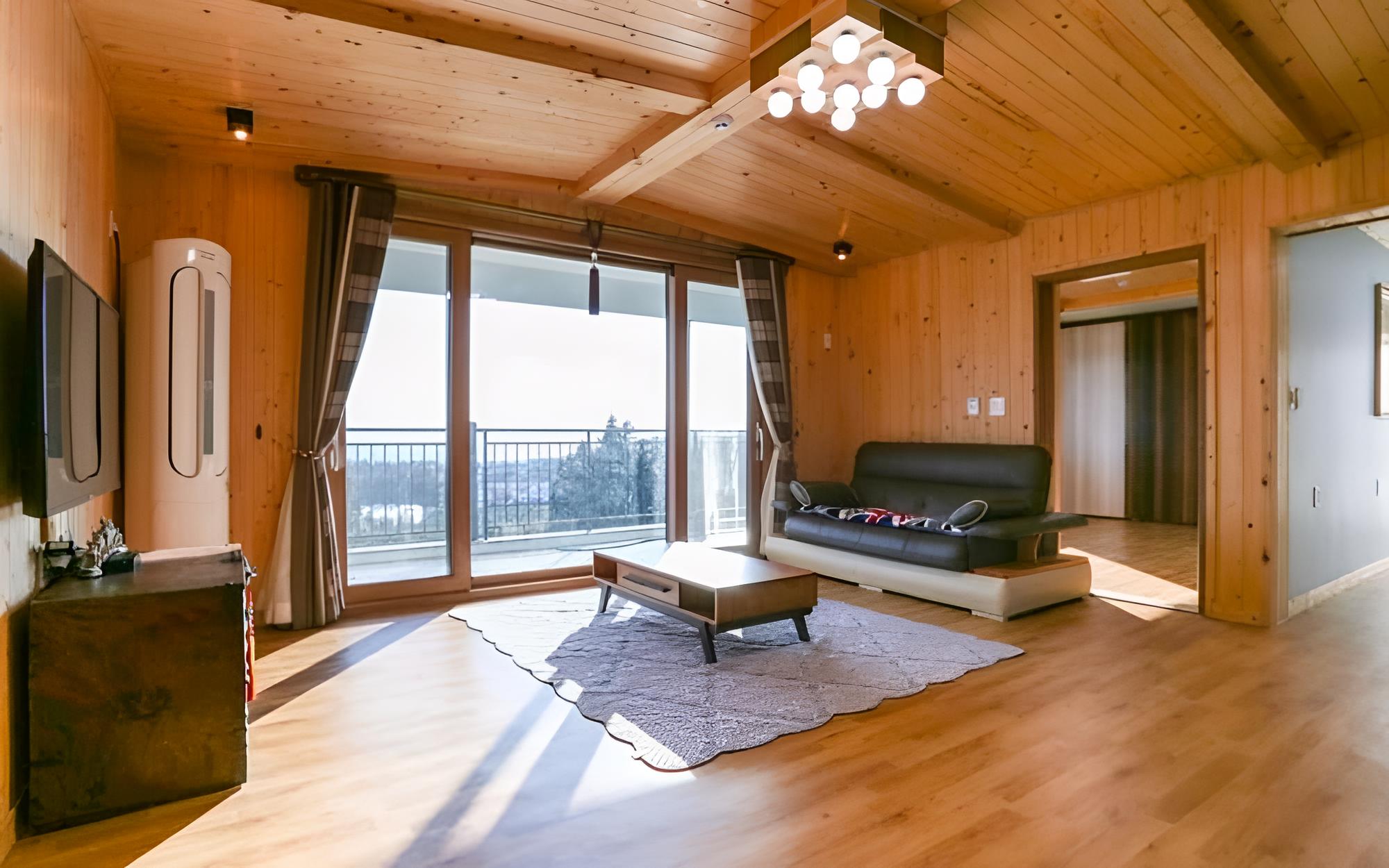 Room (Separate house)
