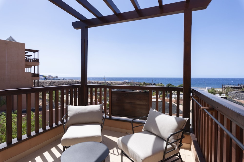 Deluxe Room, Sea View (2 adults + 1 child) thumbnail 5