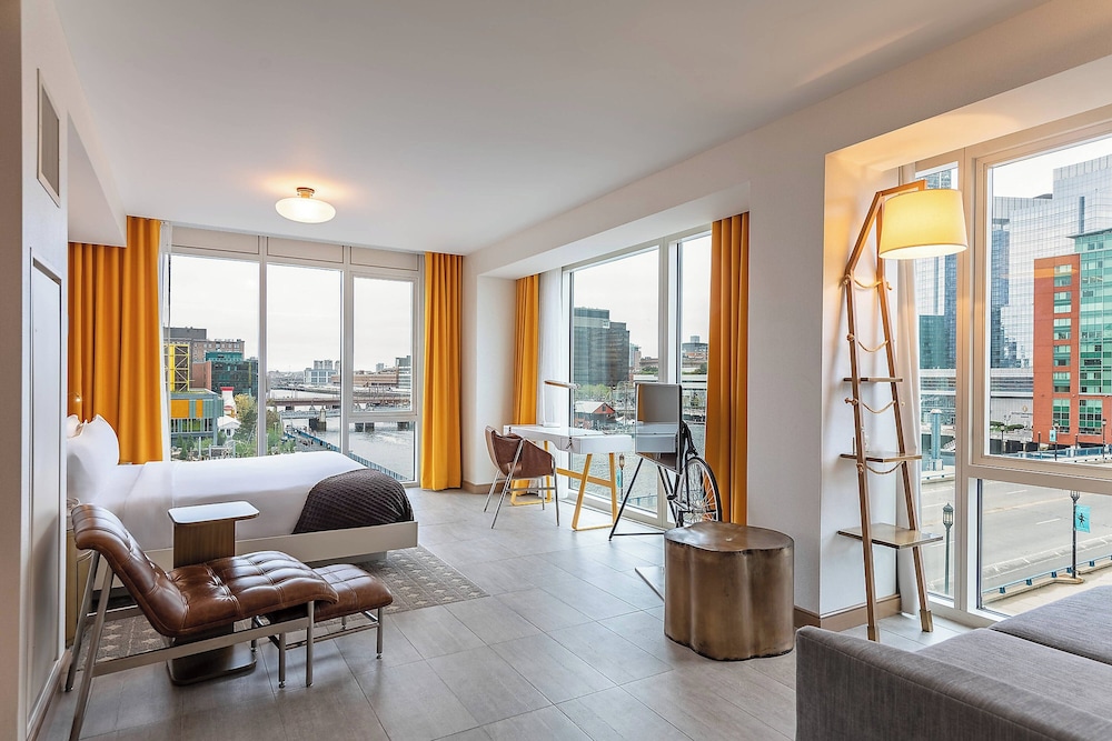 Junior Suite, 1 King Bed, Harbor View, Corner