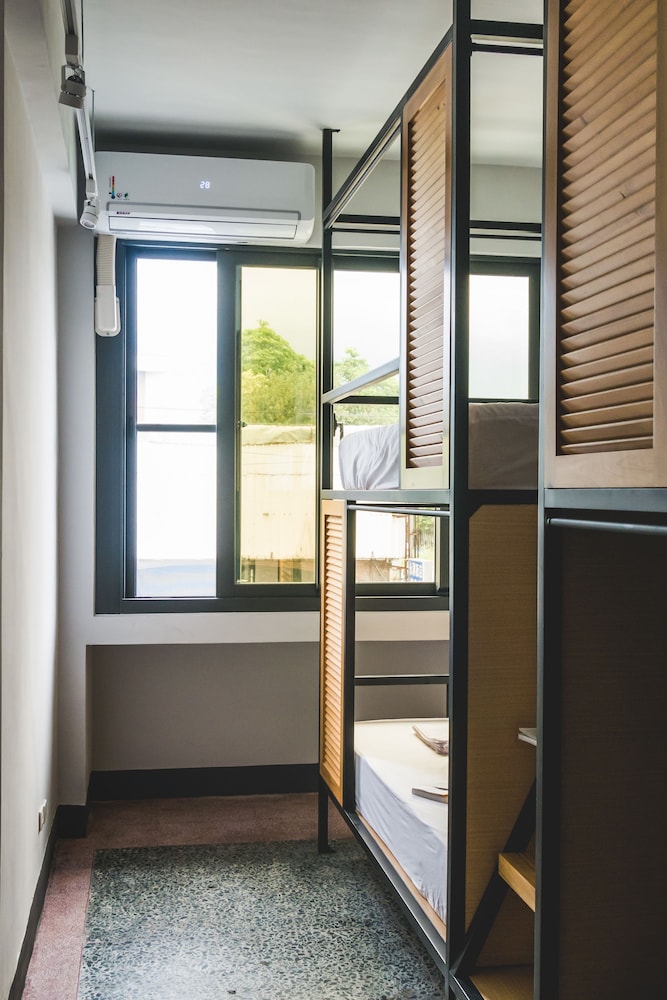 Signature Shared Dormitory, Mixed Dorm, Shared Bathroom (window) photo 3
