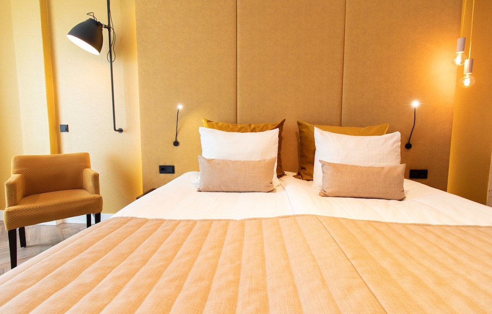 Deluxe Room, 1 King Bed, Balcony photo 3