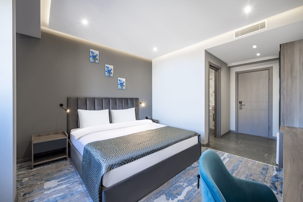 Economy Double Room, 1 King Bed photo 3