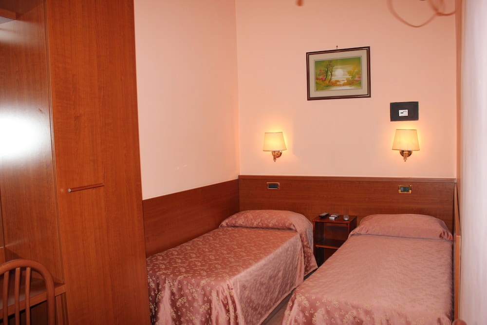 Twin Room, 1 Bedroom, Private Bathroom photo 3