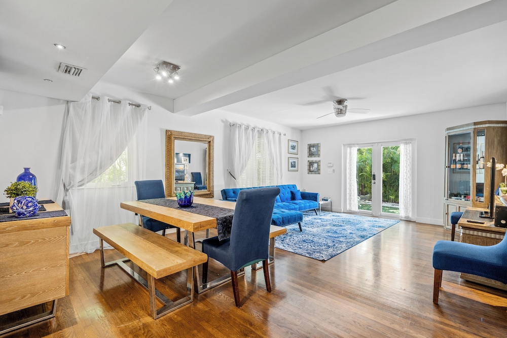 Family Room - Photo 11