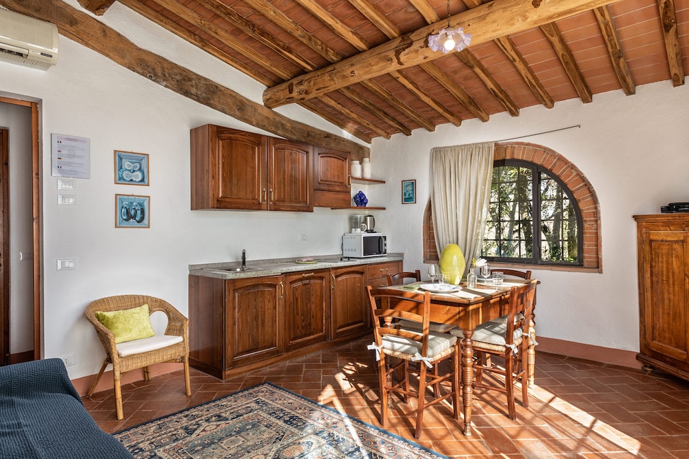Traditional Apartment photo 2