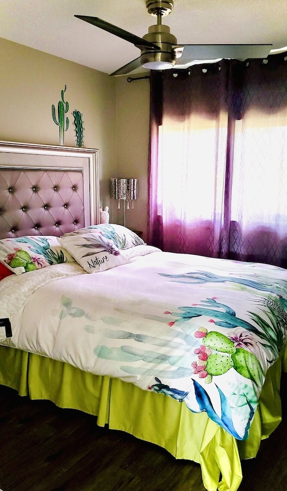 Basic Room, 1 Queen Bed, Non Smoking photo 2