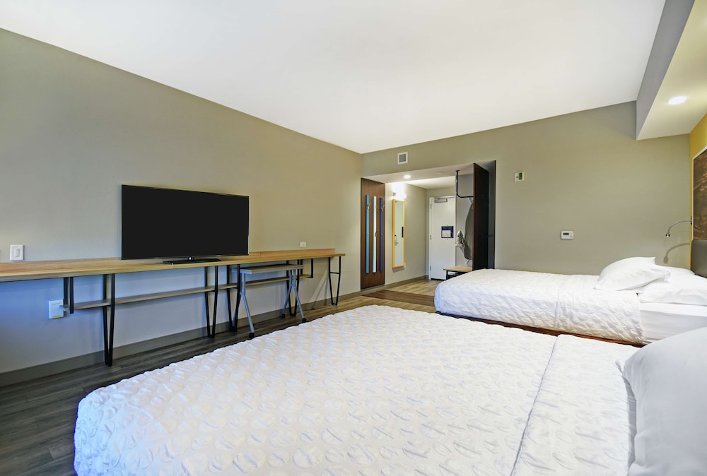 Room, 2 Queen Beds, Accessible (Roll-in Shower) photo 3