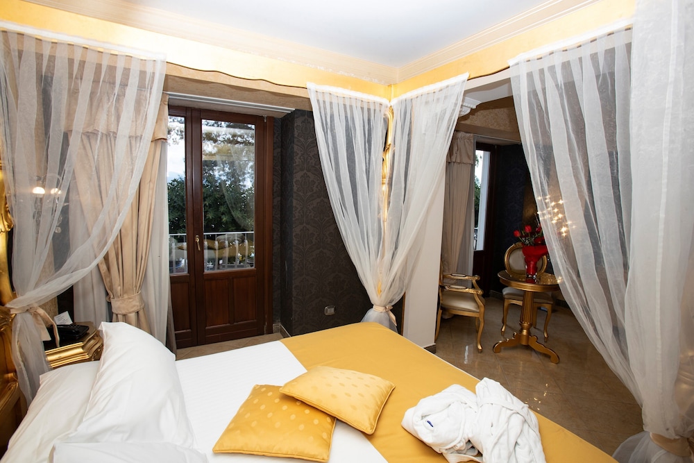 Suite - Photo 1