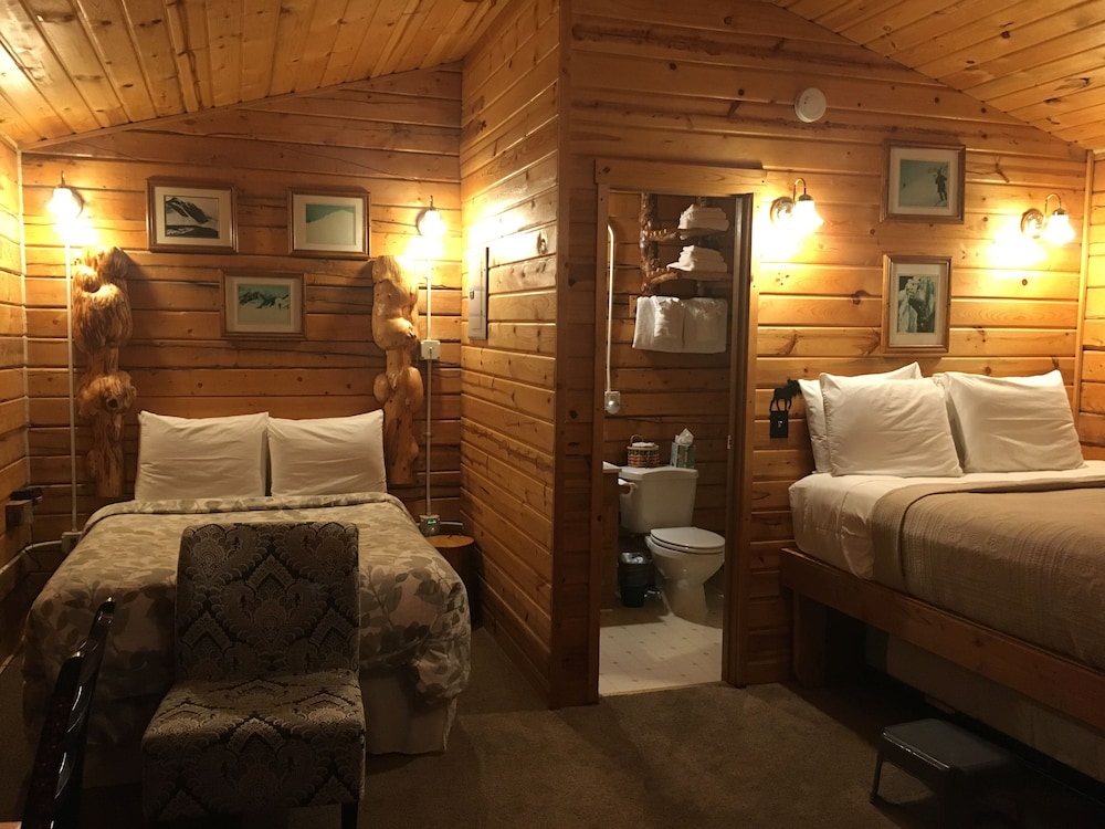 Family Cabin (with twin trundle bed)