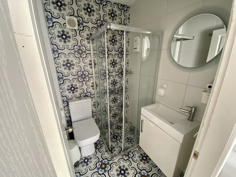 Standard Quadruple Room - Photo 8